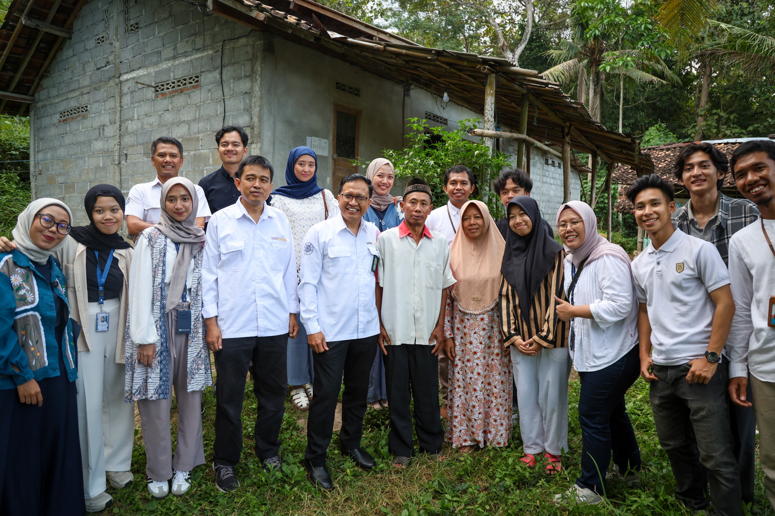 TERJUN LANGSUNG: Jajaran rektorat UGM mengunjungi empat mahasiswa baru mereka dan secara simbolis memberikan beasiswa serta bantuan.