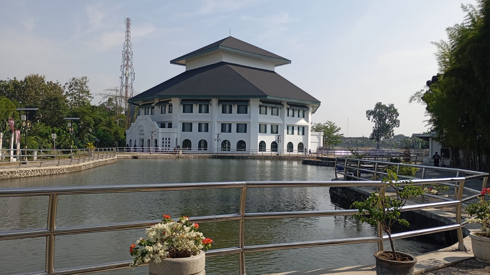 KONSEP INDISCHE: Suasana Taman Budaya Embung Giwangan (TBEG) pada Selasa (1/7/2025). Fasilitas publik tersebut operasionalnya dinilai terbatas karena hanya buka di pagi hari.