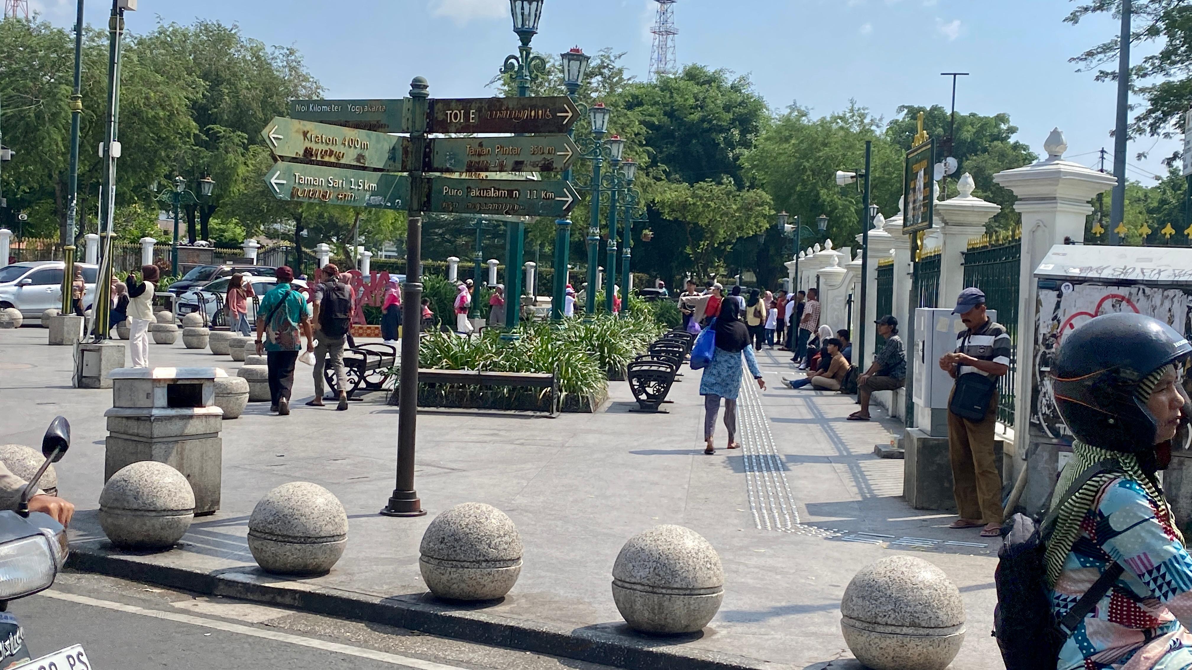 Suasana Malioboro dalam momen libur panjang, Selasa (1/7/2025). UPT Pengelolaan Kawasan Cagar Budaya Kota Jogja akan memberlakukan hukuman baru bagi para pelanggar KTR di Malioboro.