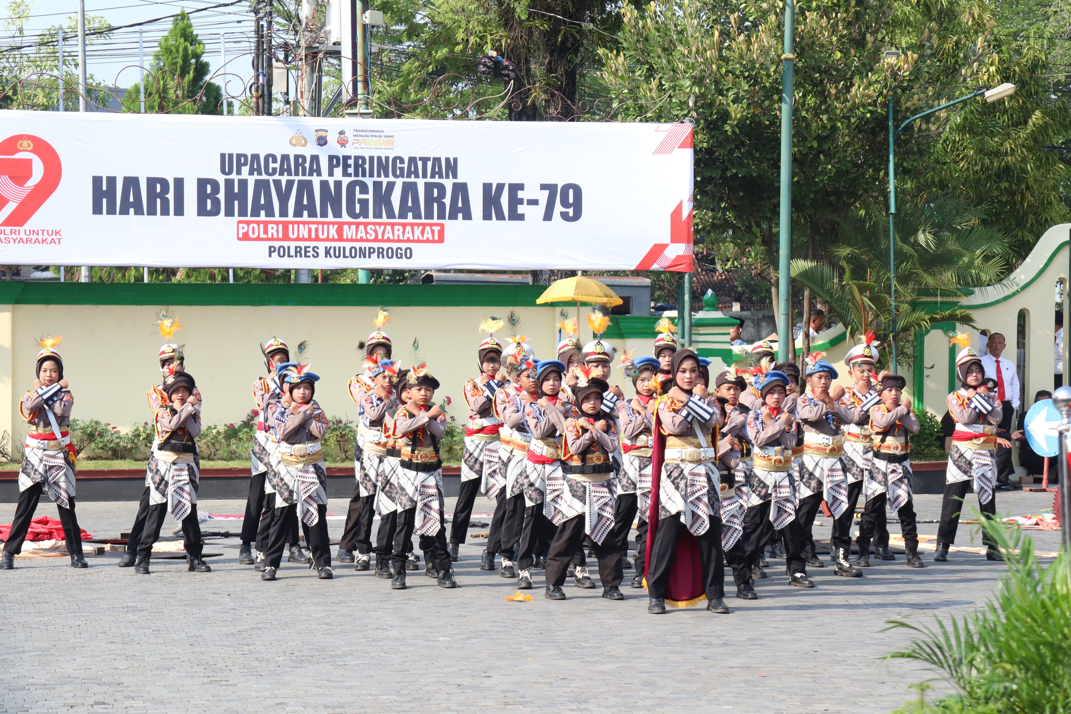 PERTUNJUKAN: Personel Polres Kulon Progo ikut memainkan kesenian Jathilan.