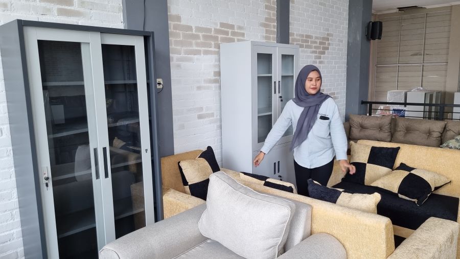 Salah satu staf dari Santi Mebel Jogja sedang menata berbagai produk yang ada di toko