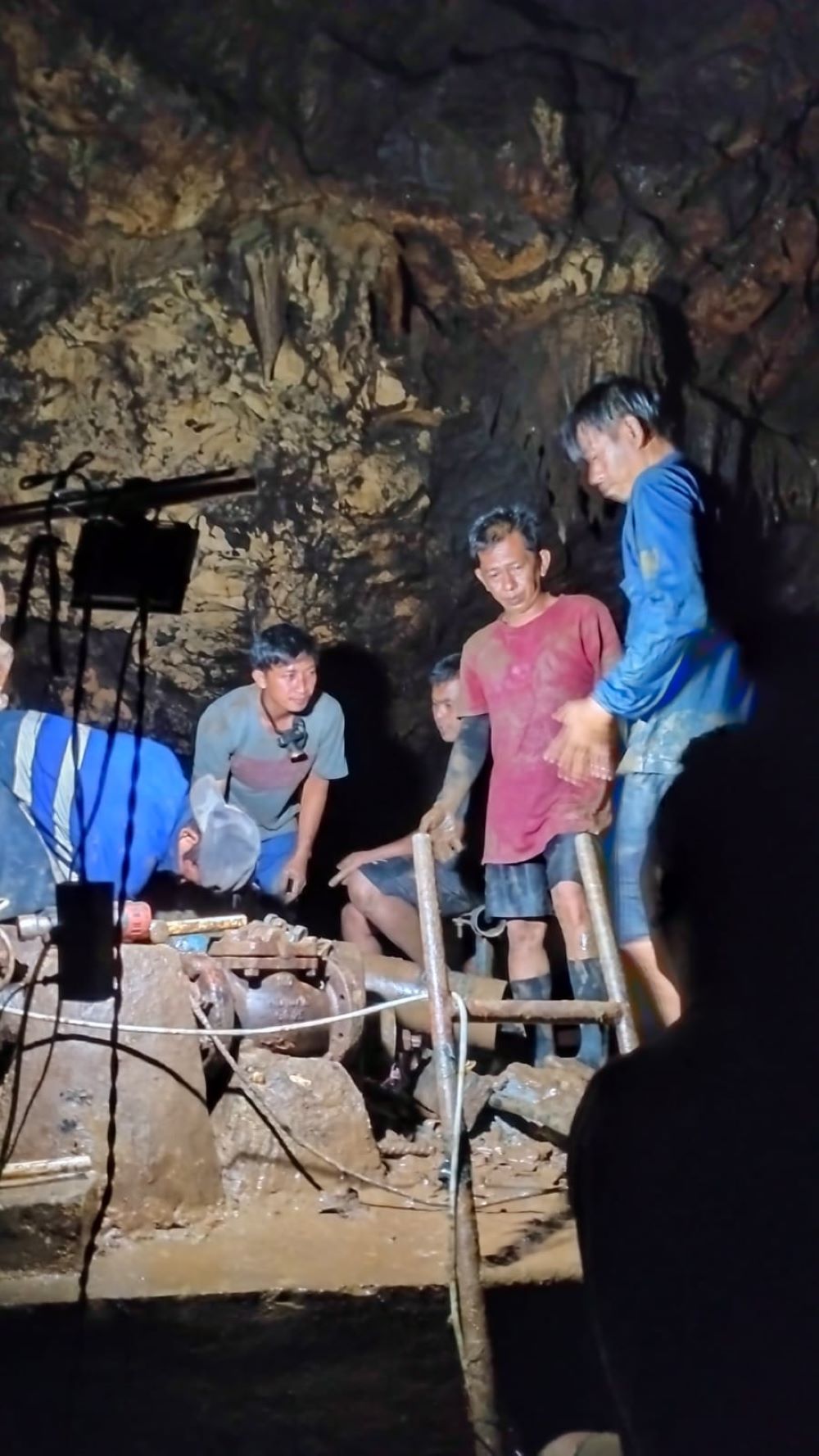 KERJA SAMA: Petugas teknik PDAM Tirta Handayani Cabang Bribin sedang melakukan perbaikan pompa 37 di dalam Gua Bribin.