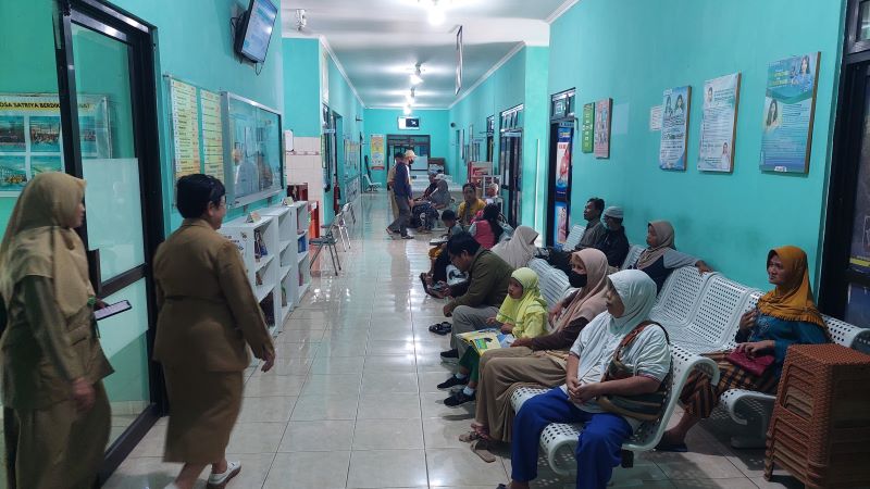 ANTRI: Warga Sentolo mengantri di puskesmas menggunakan fasilitas BPJS Kesehatan.&nbsp;