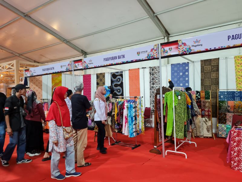 ANTUSIAS: Pengunjung Alun-Alun Kota Magelang memadati stan yang hadir selama Magelang Fair 2025 Rabu (2/7) malam.