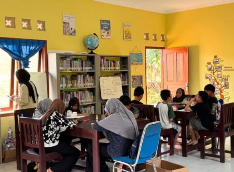 Aktivitas anak-anak Kalurahan Patuk ketika sore hari di Perpustakaan Melati Patuk. Sebelum bermain di area lapangan kalurahan, anak-anak meluangkan waktu untuk membaca
