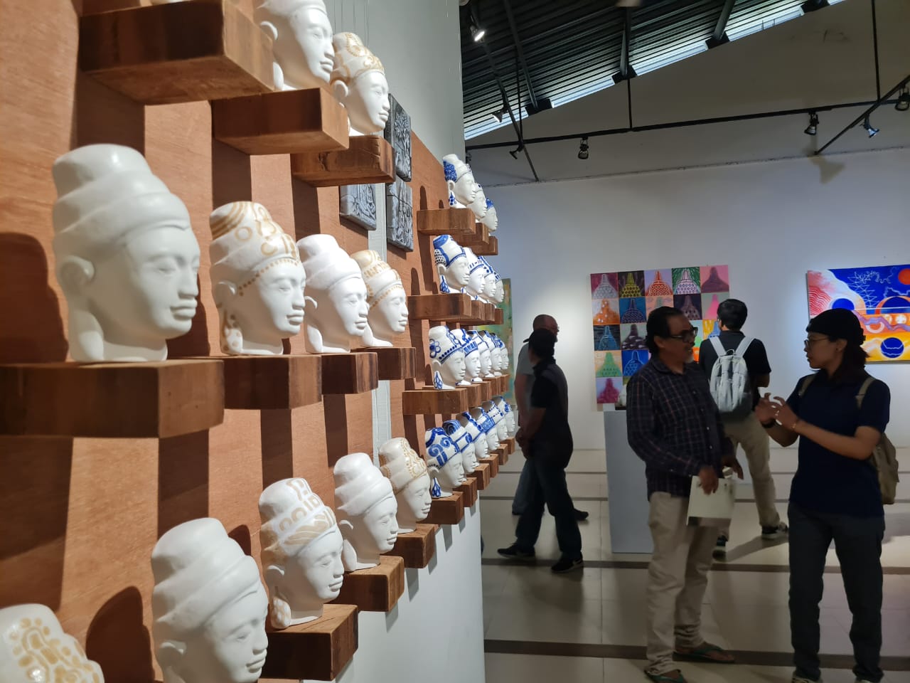 MENARIK: Karya-karya milik seniman Belanda dan Indonesia mengisi ruang kosong di Limanjawi Art House, Borobudur, Rabu (2/7/2025).