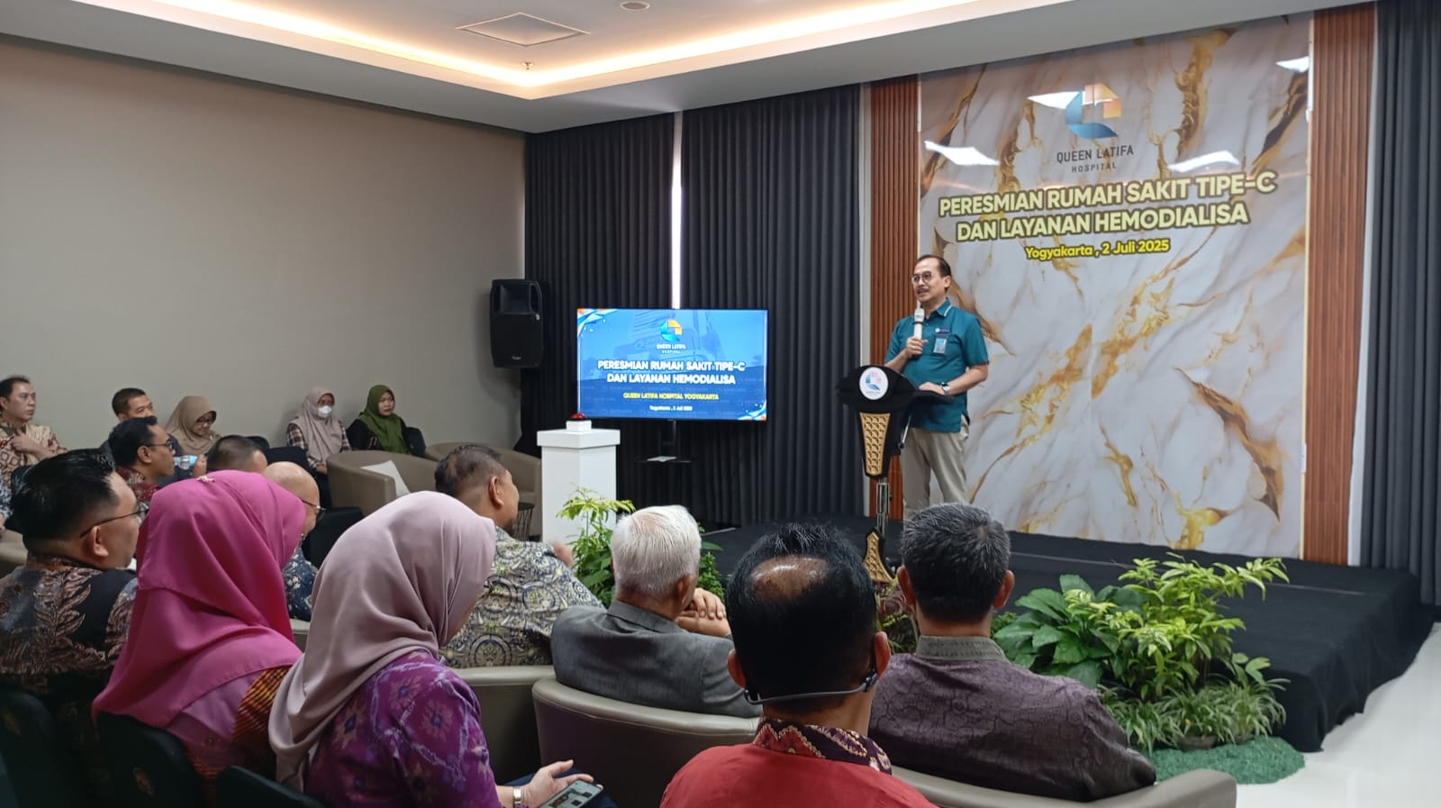 Direktur Utama RS Queen Latifa, dr. Sigit Riyarto saat memberikan sambutan dalam peresmian rumah sakit tipe C dan peluncuran unit hemodialisa pada Rabu (2/7/2025).