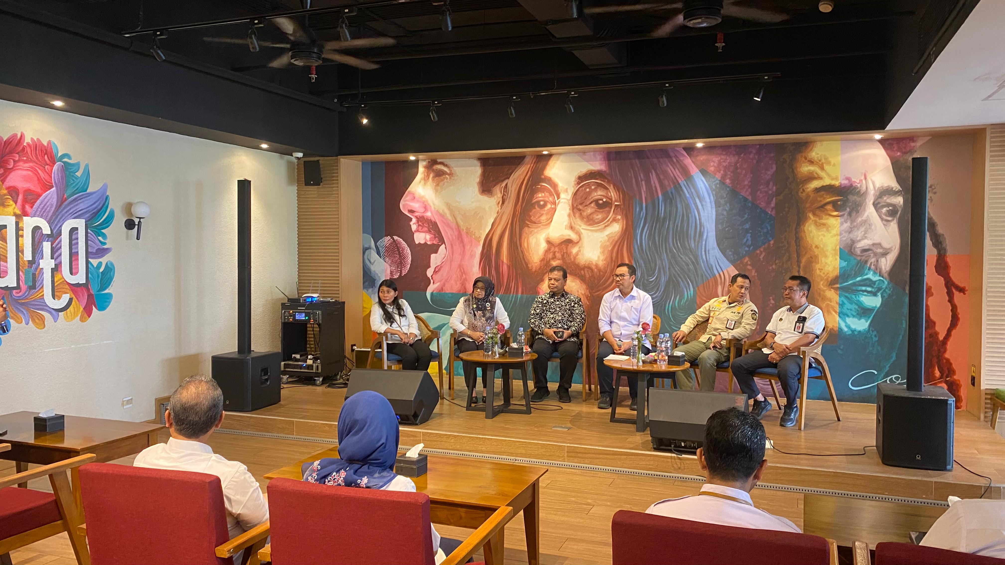 Wali Kota Jogja Hasto Wardoyo bersama jajarannya saat berada dalam sesi diskusi Tempat Khusus Merokok pada salah satu cafe di Malioboro, Rabu (2/7/2025).