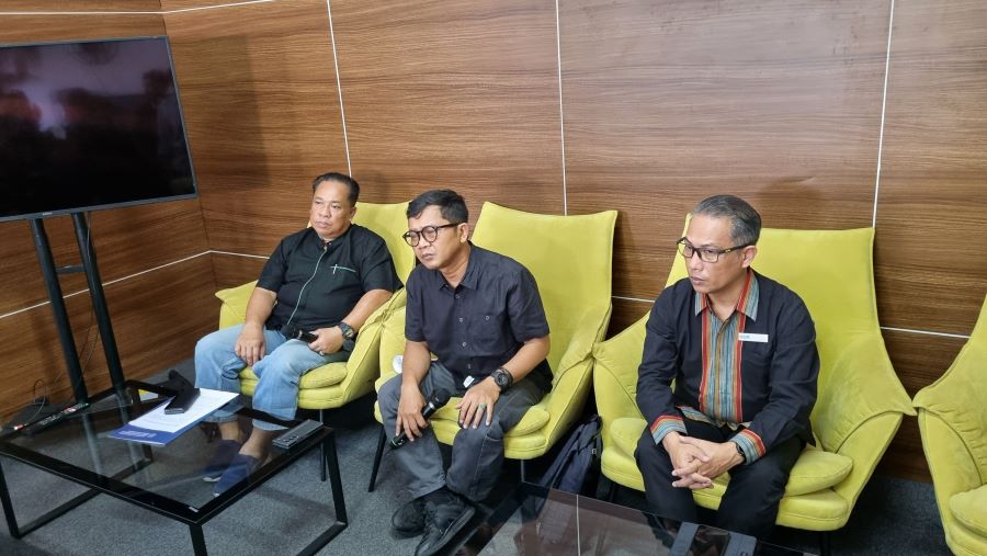 Foto jajaran Rektorat UGM saat melakukan konferensi pers terkait tragedi kapal tenggelam yang menewaskan dua mahasiswa mereka saat KKN di Maluku