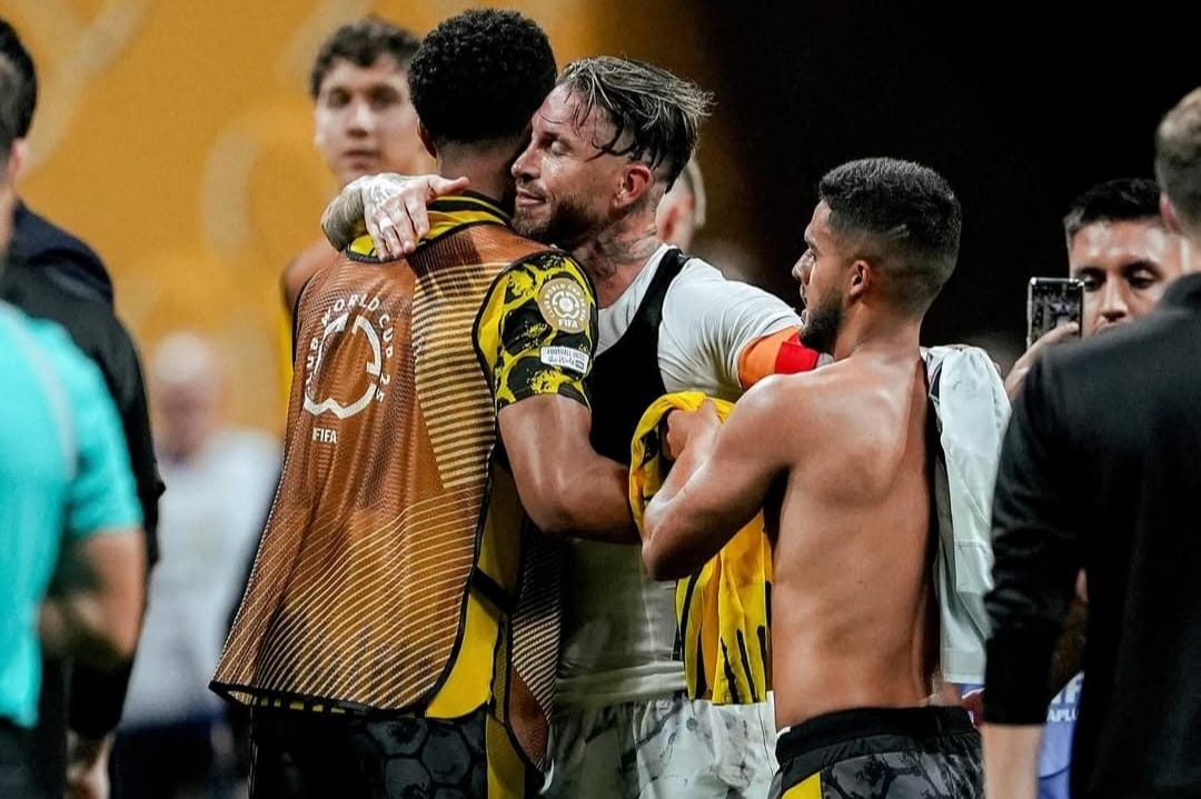 Sergio Ramos peluk pemain Borussia Dortmund setelah Monterrey takluk dan tersingkir dari Piala Dunia Antarklub