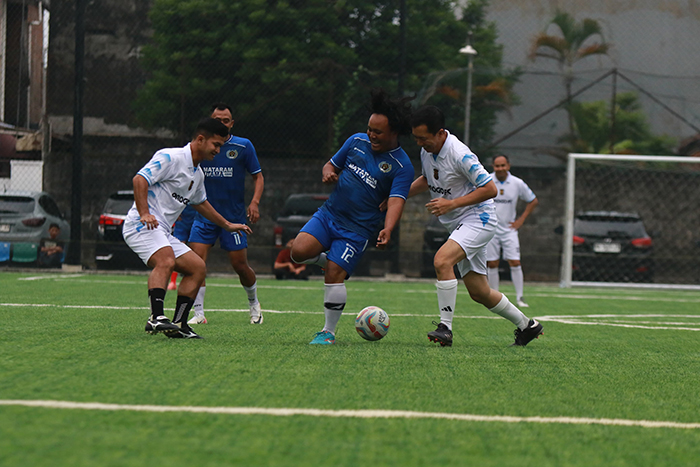 SPORTIF: Pertandingan antara wartawan di Jogjakarta dengan jajaran Polda DIJ yang diselenggarakan di Lapangan HK 99 Mini Soccer, Minggu (22/6).