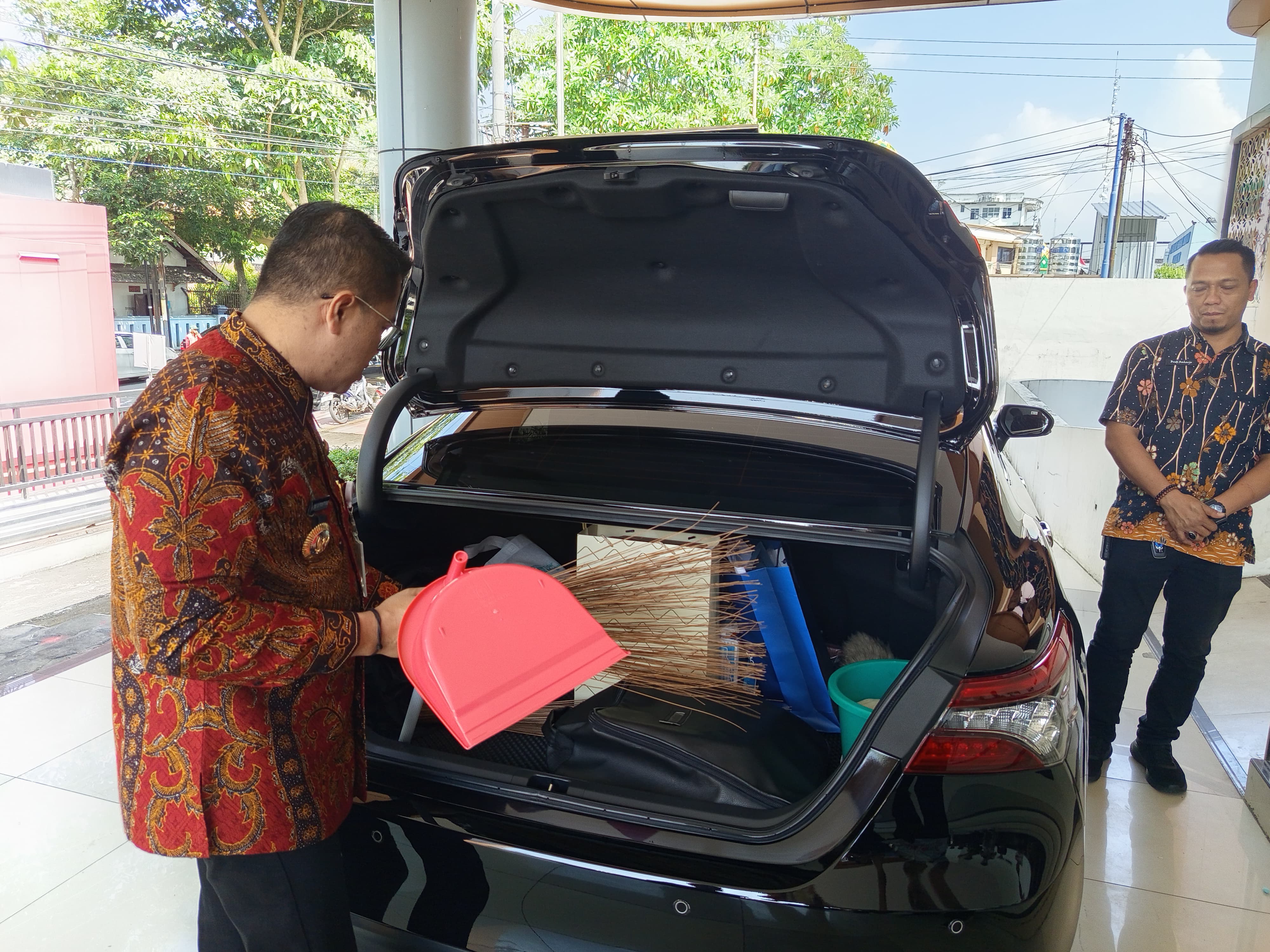 Wali Kota Magelang Damar Prasetyono saat menunjukkan sapu lidi dan ekrak di bagasi mobil dinasnya, Kamis (3/7).