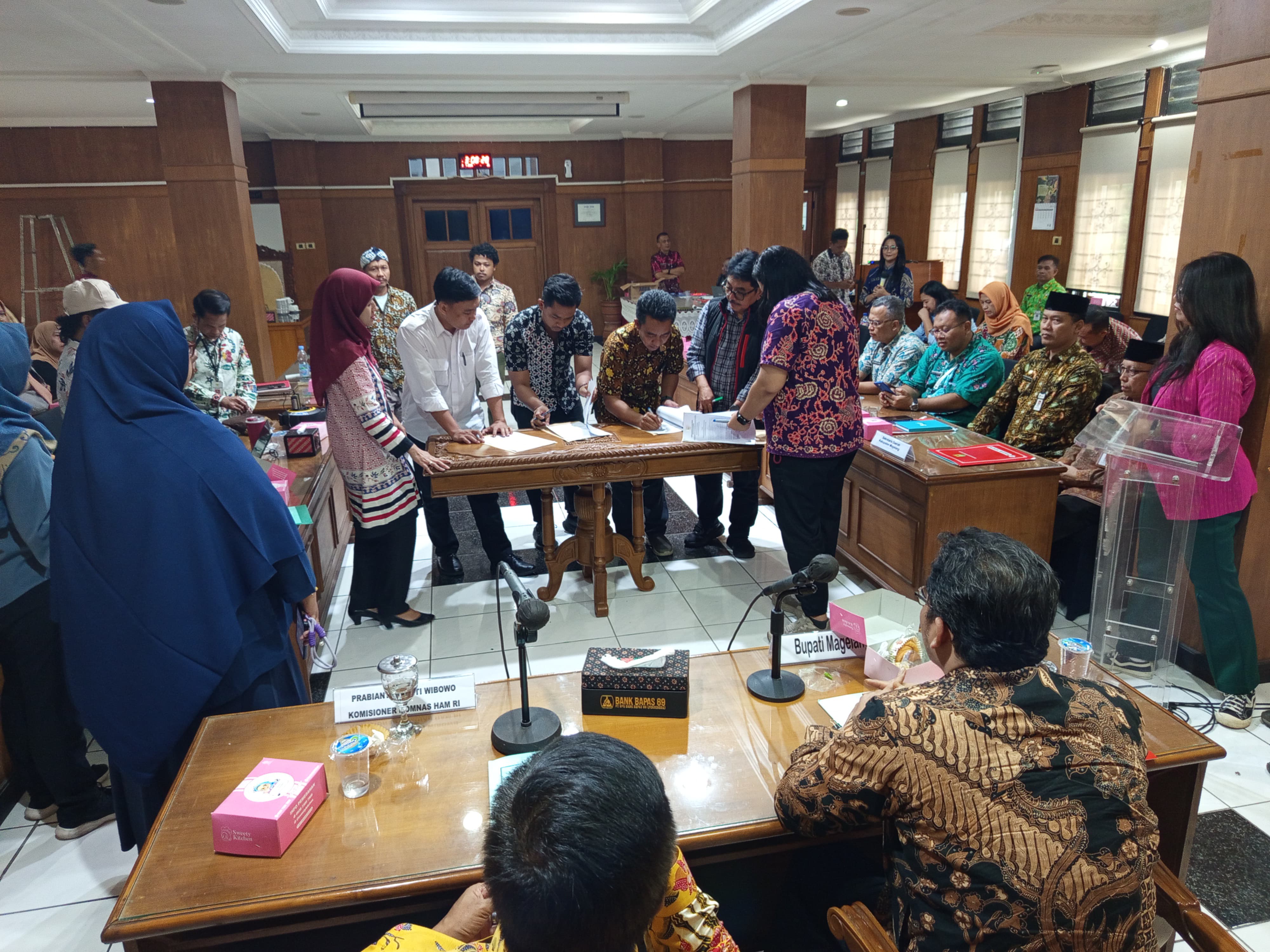 SEPAKAT: Penandatanganan akta mediasi soal relokasi pedagang zona II, kompleks Candi Borobudur di Ruang Cemerlang, Kamis (3/7).