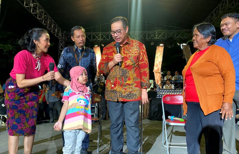 Wali Kota Jogja Hasto Wardoyo spontan menggelar lomba dadakan di tengah Pentas Seni Selasa Wagen, memungut puntung rokok, di Kawasan Malioboro, Selasa (1/7/2025) malam.