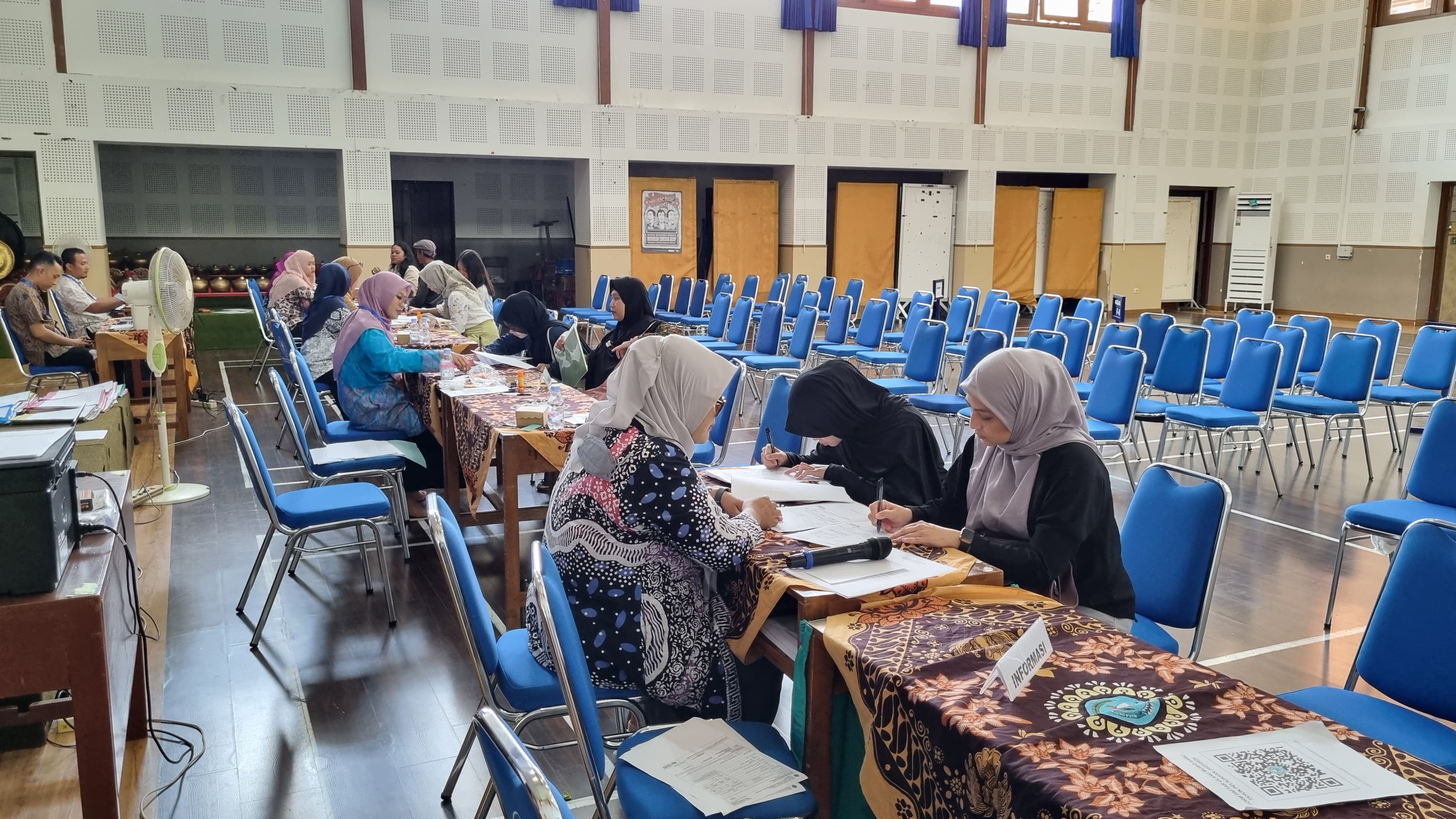 Suasana daftar ulang siswa baru yang berlangsung di SMAN 3 Jogjakarta dan SMAN 6 Jogjakarta
