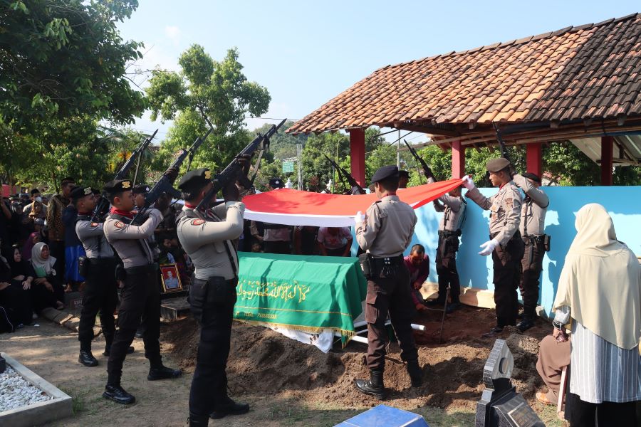 DI MAKAMKAN: Jenazah anggota kepolisian Iptu Parwoto yang sedang dimakamkan, Kamis (3/8)