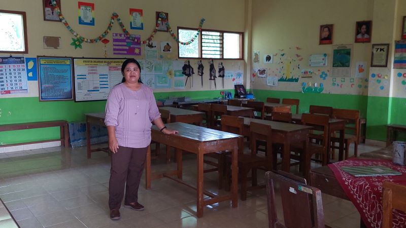 KONDISI: Kepala SDN Wijimulyo Lor memperlihatkan kondisi kelas di masa libur panjang.&nbsp;