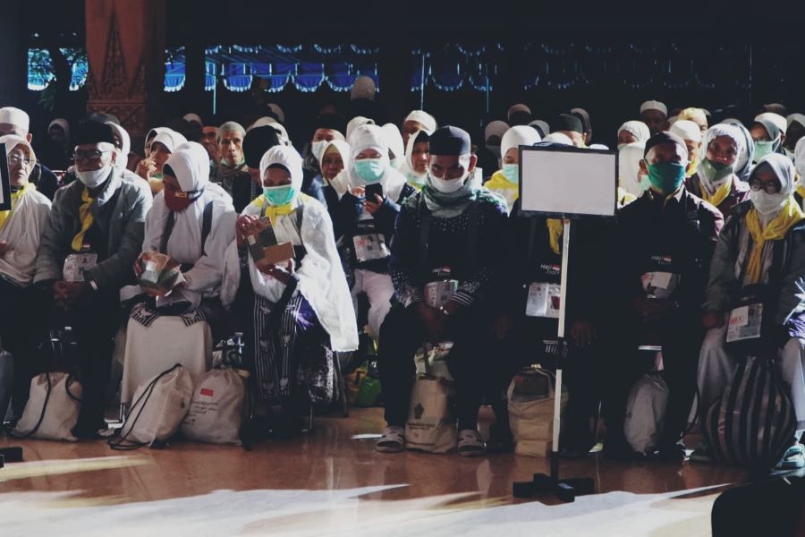 Kepulangan jemaah haji asal Kabupaten Gunungkidul, Kloter 69 SOC di Taman Budaya Gunungkidul pada Kamis dini hari (3/7).