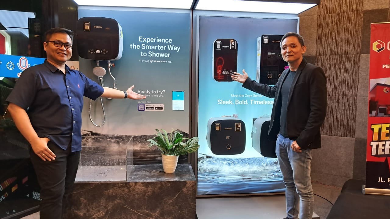 Dedie Heryanto  Branch Manager MODENA Yogyakarta (kanan) menunjukkan produk terbaru dari MODENA