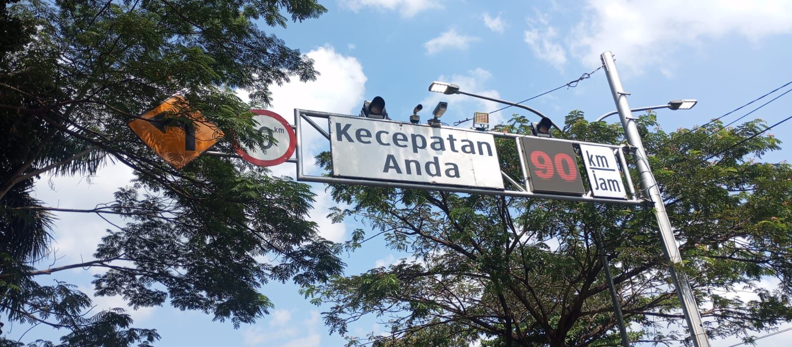 Sistem teknologi kamera pemantau otomatis berbasis Artificial Intelligence (AI) di Ruas Jalan Ringroad Barat (3/7/2025).
