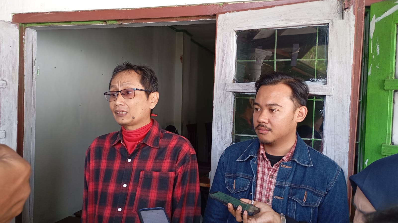 Pendamping warga dari LBH Yogyakarta Muhammad Raka Ramadhan dan Antonius Fokki Ardiyanto saat menyampaikan keterangannya, Kamis (3/7/2025).  
