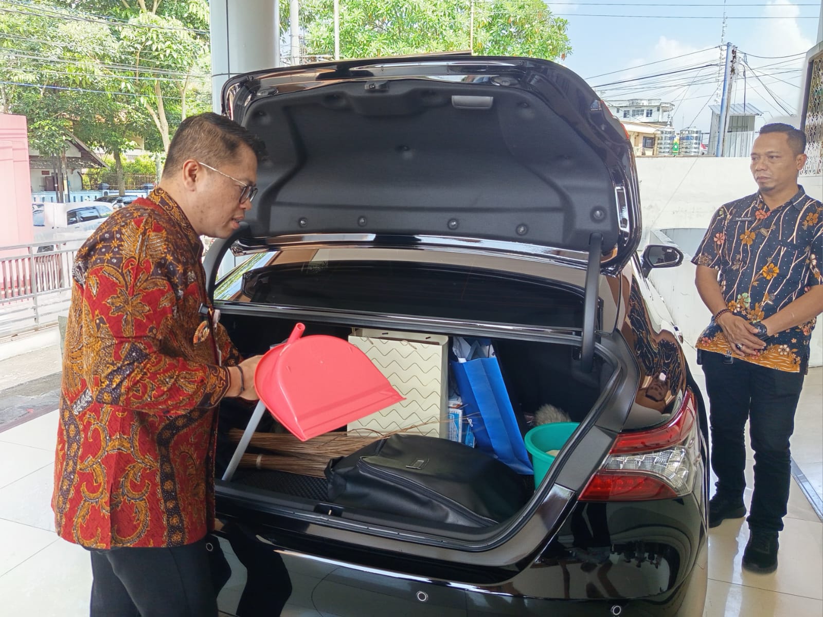 Wali Kota Magelang Damar Prasetyono saat menunjukkan sapu lidi dan ekrak di bagasi mobil dinasnya, Kamis (3/7/2025).