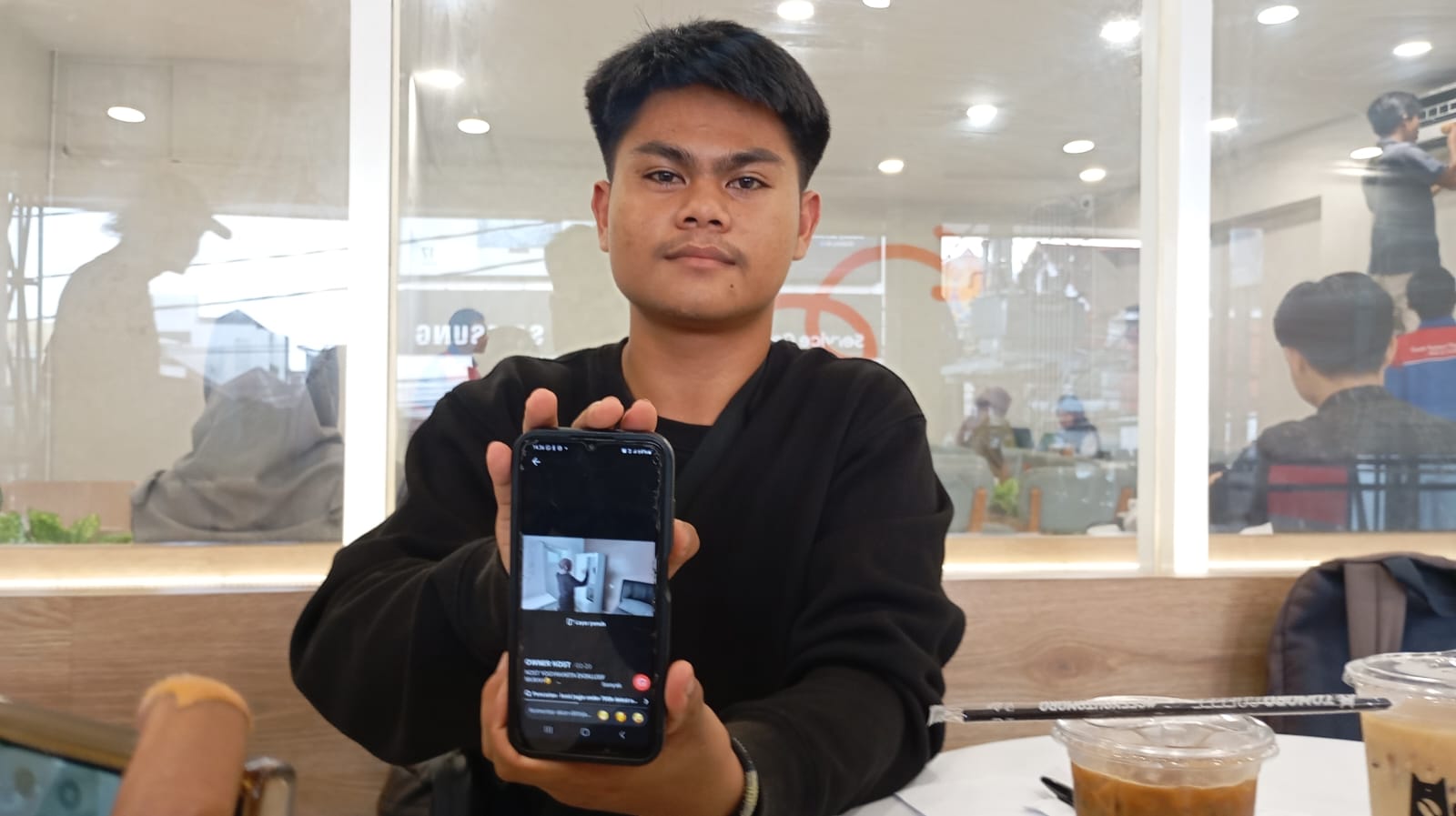 Calon mahasiswa asal Palembang l Ikrar Emeraldine Patra menunjukkan iklan penipuan kost di akun Tik Tok OWNER KOST (@sactire) pada Kamis (3/7/2025).
