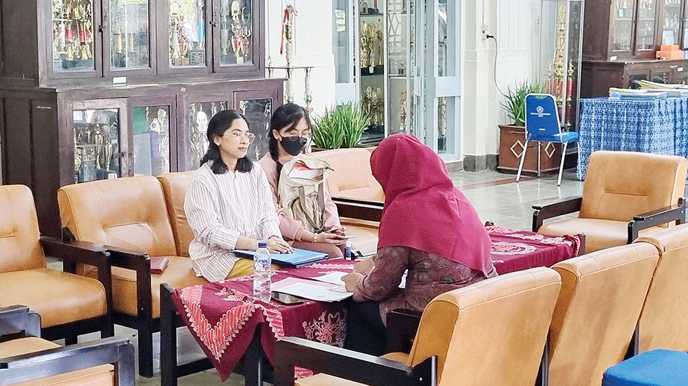 ANTAR ANAK: Para orang tua siswa yang melakukan daftar ulang bagi anak-anaknya di SMA negeri dalam SPMB 2025