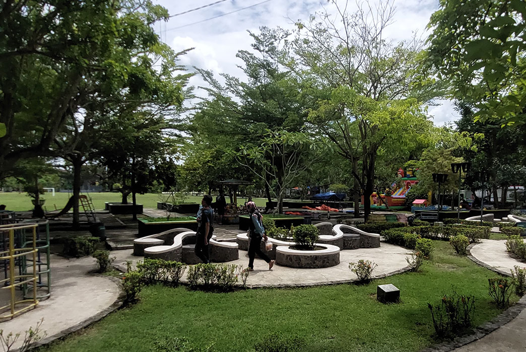 TEDUH DAN ASRI: Suasana di Alun-Alun Wates, kemarin (3/7).