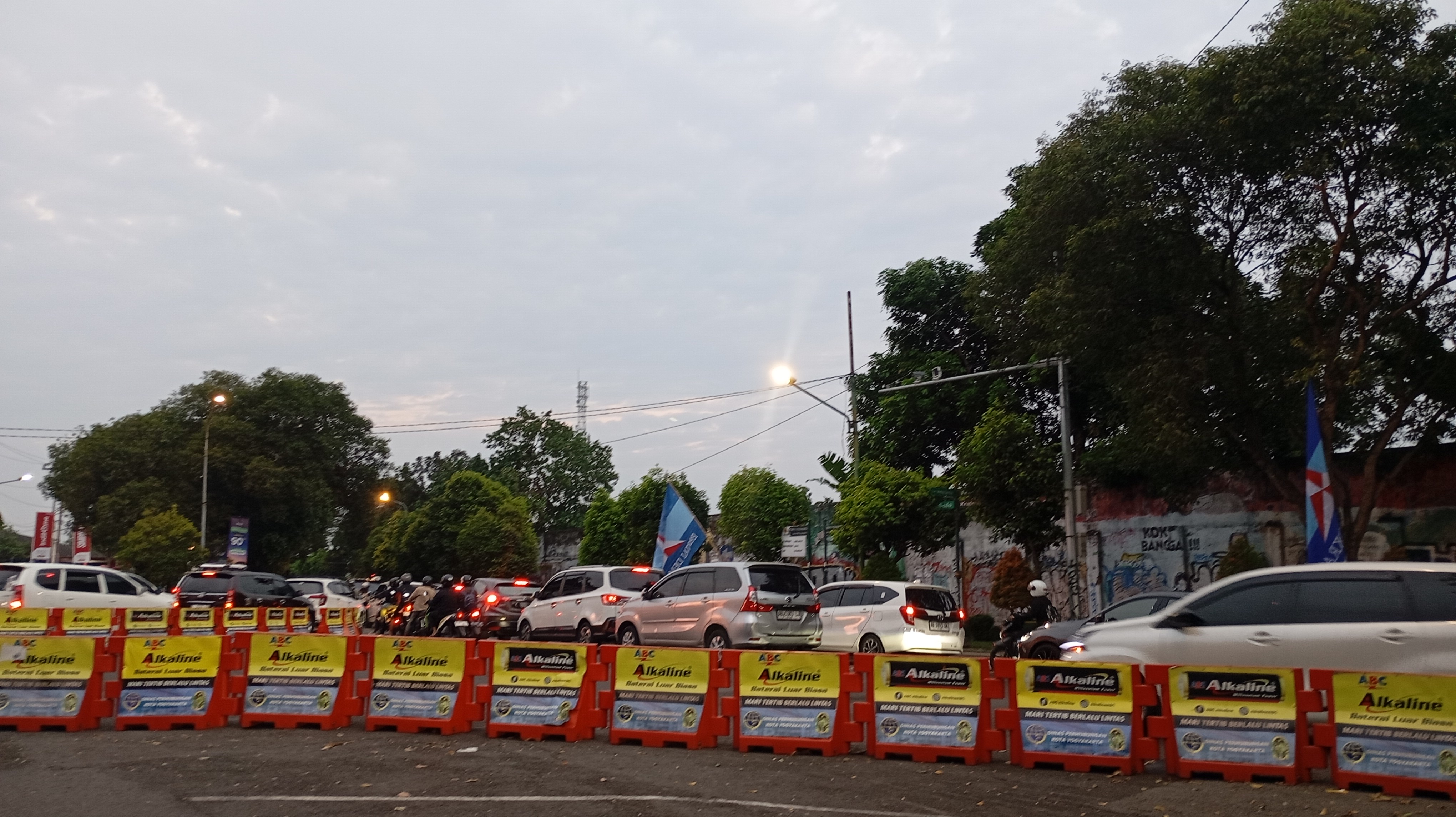Kondisi sisi utara Stadion Kridosono yang sudah bersih dari tiang-tiang reklame pada Jumat (4/7/2025). Sebelumnya, lokasi tersebut terdapat beberapa tiang reklame.  &nbsp;