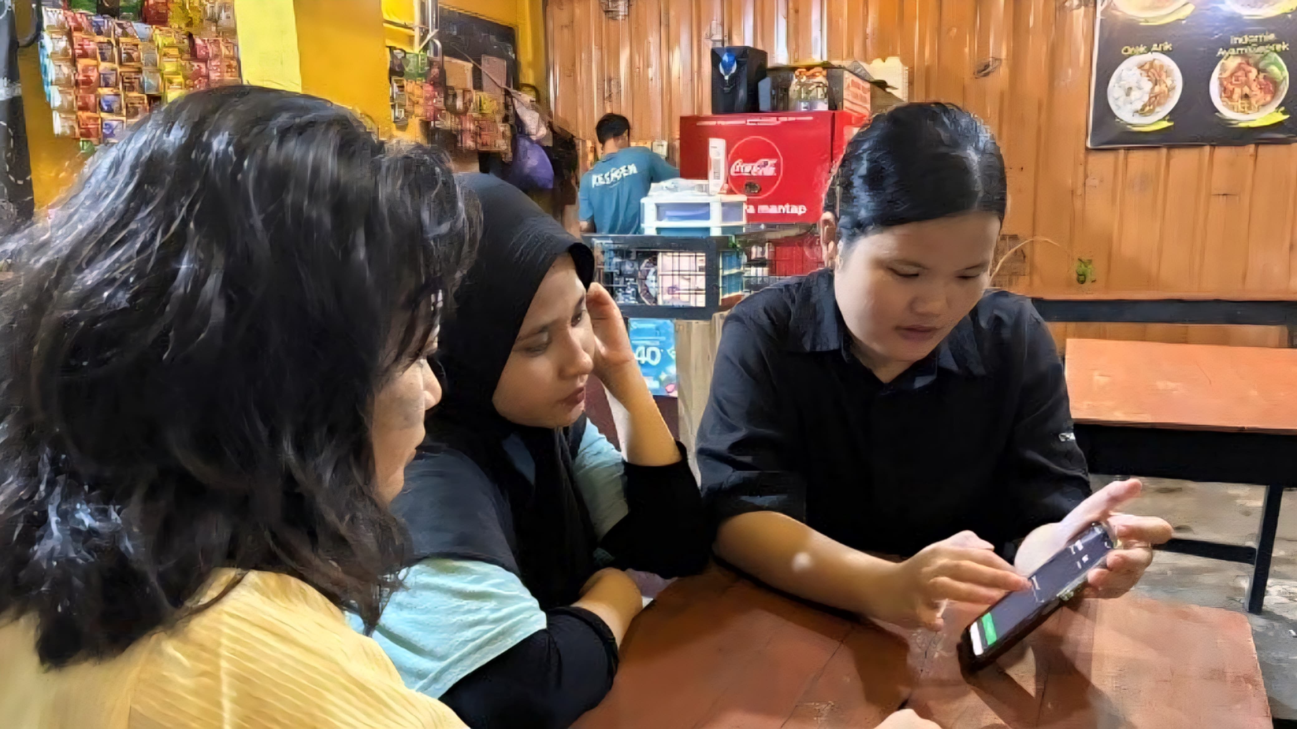 INOVASI: Tim mahasiswa USD menunjukkan aplikasi kasir digital kepada para UMKM kuliner binaan mereka.