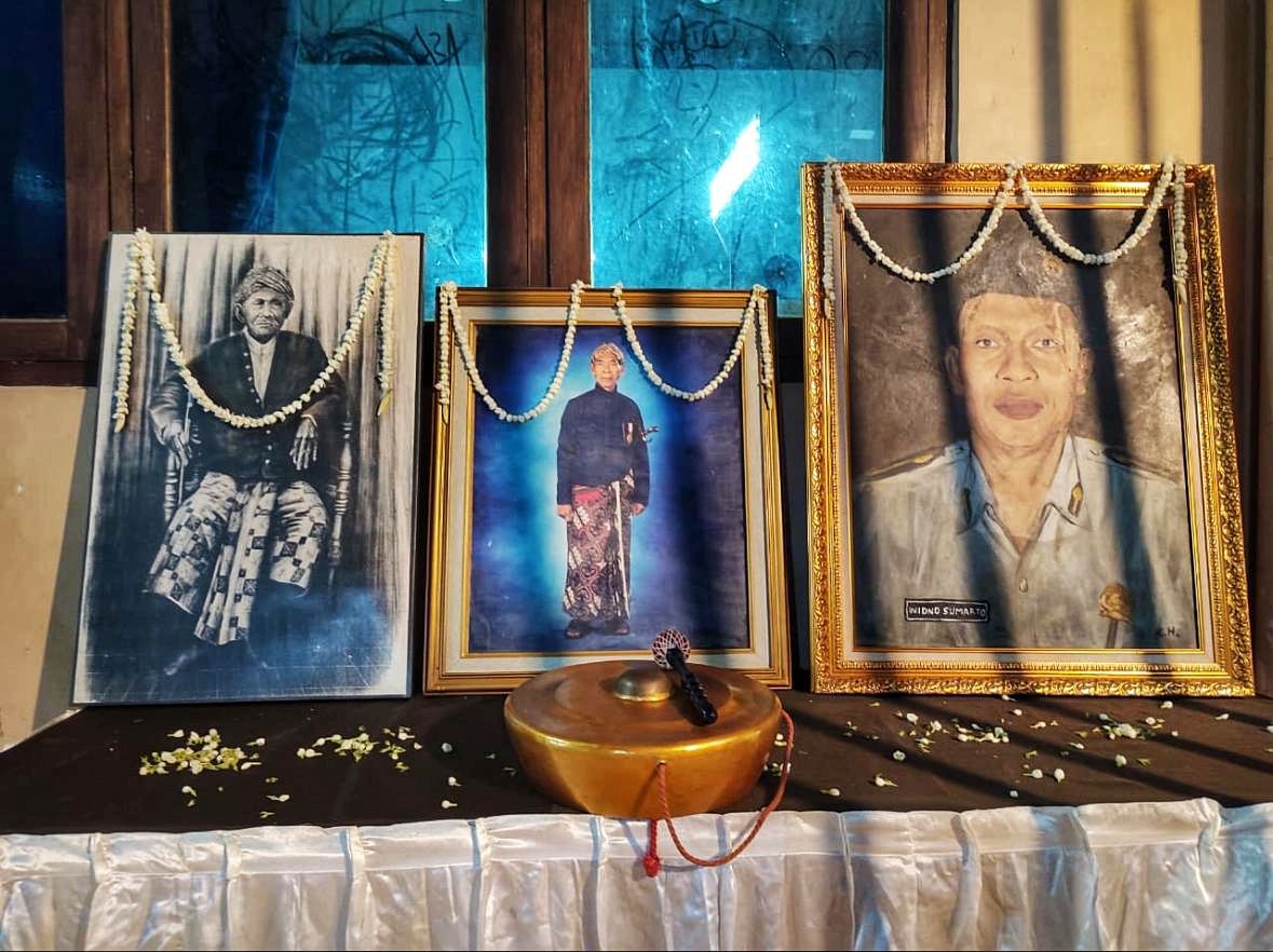 Foto Mbag Demang Cokrodikromo (kiri)