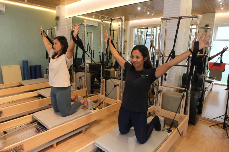STABIL: Pilates memiliki manfaat besar untuk kekuatan, fleksibilitas, dan ketahanan otot. Terutama di bagian inti tubuh seperti perut, punggung, dan panggul.