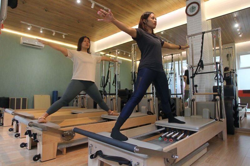 LENTUR: Lelly dan Amelia melakukan gerakan olahraga pilates di Active to Zen Studio, Kota Jogja Jumat (4/7).