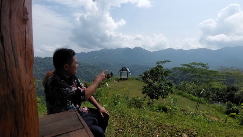 PANORAMA: Lurah Banjarsari memperlihatkan suasana Puncak Sigong.