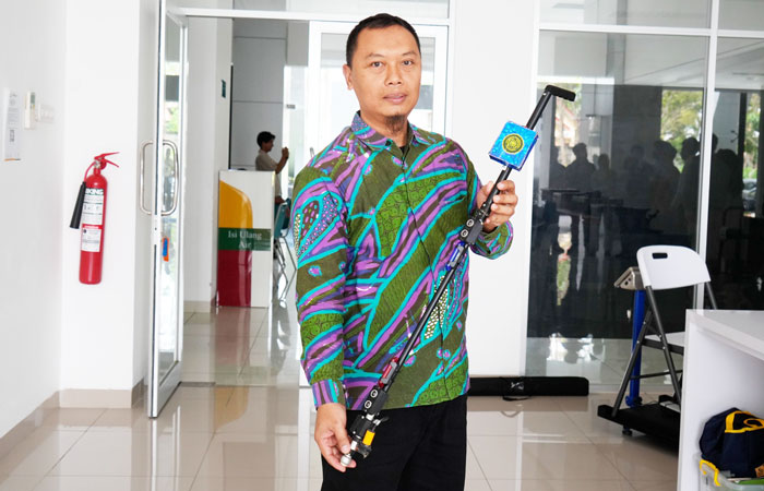 INOVASI: Dosen Teknologi Elektro-Medis UMY Ir Nur Hudha Wijaya menunjukkan tongkat bantu jalan pintar bagi penyandang tunanetra ciptaannya.