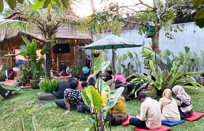 PEDULI: Tim mahasiswa UMBY melakukan edukasi soal waspada pinjaman online kepada masyarakat, utamanya generasi muda.