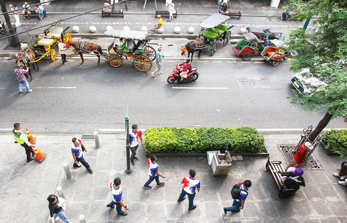 Wisatawan berjalan menyusuri pedestrian Malioboro, Kota Jogja, (2/7). Pemkot Jogja berencana menguji coba Malioboro bebas kendaraan bermotor.