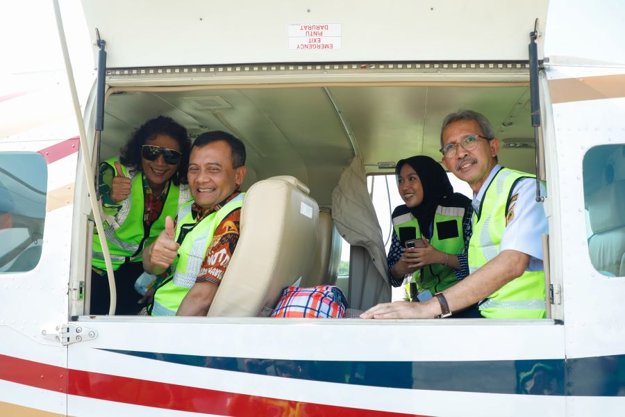 Pendiri Susi Air, Susi Pudjiastuti, bersama Gubernur Jawa Tengah Ahmad Luthfi saat peresmian penerbangan Semarang-Karimunjawa di Bandara Ahmad Yani