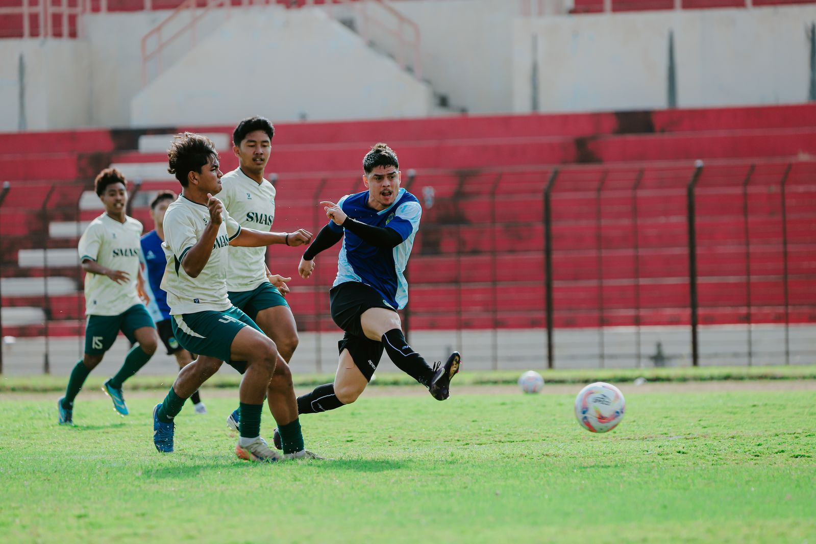 GIGIH: Striker asing PSIM Jogja Rafael De Sa Rodrigues atau yang akrab disapa Rafinha saat berebut bola dengan para pemain Porda Bantul di Stadion Sultan Agung (SSA) Bantul Sabtu (5/7)