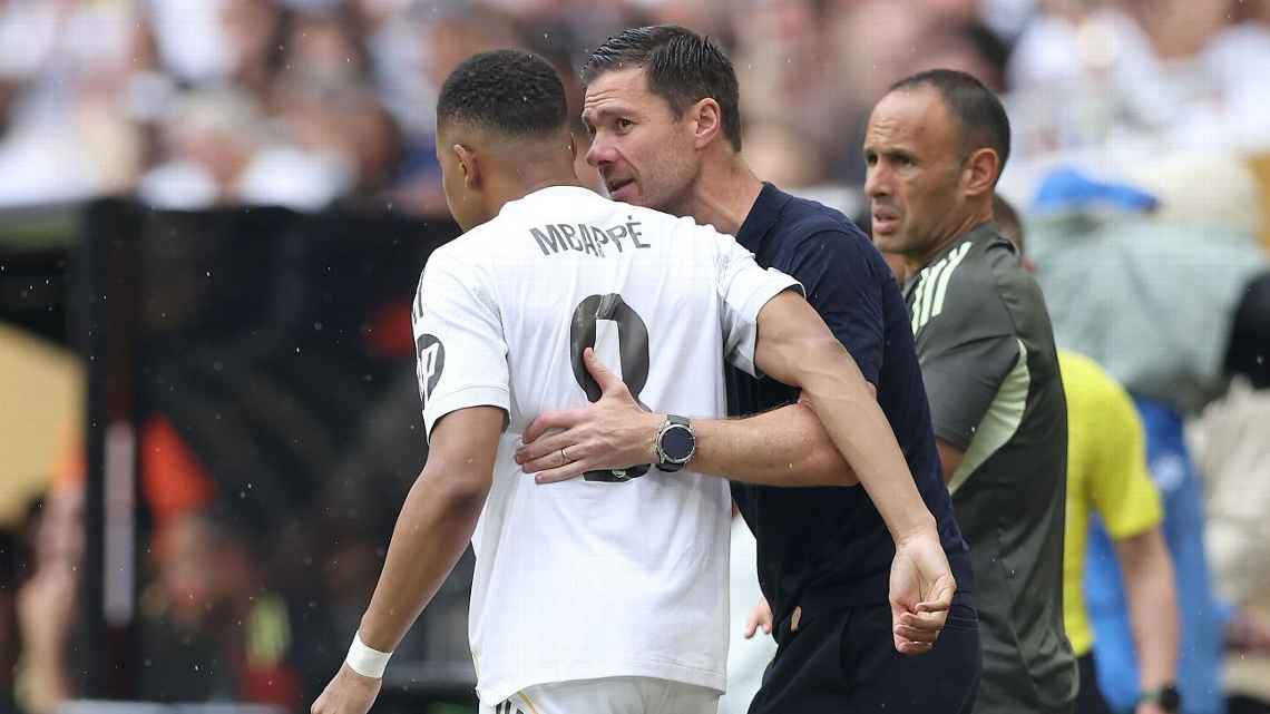 Xabi Alonso memberikan arahan kepada Kylian Mbappe saat masuk gantikan Gonzalo Garcia dalam kemenangan atas Juventus