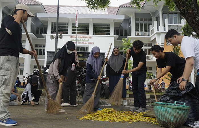 PEDULI LINGKUNGAN: Mahasiswa UIN Sunan Kalijaga melakukan Bakti Kampus sebelum penerjunan KKN.
