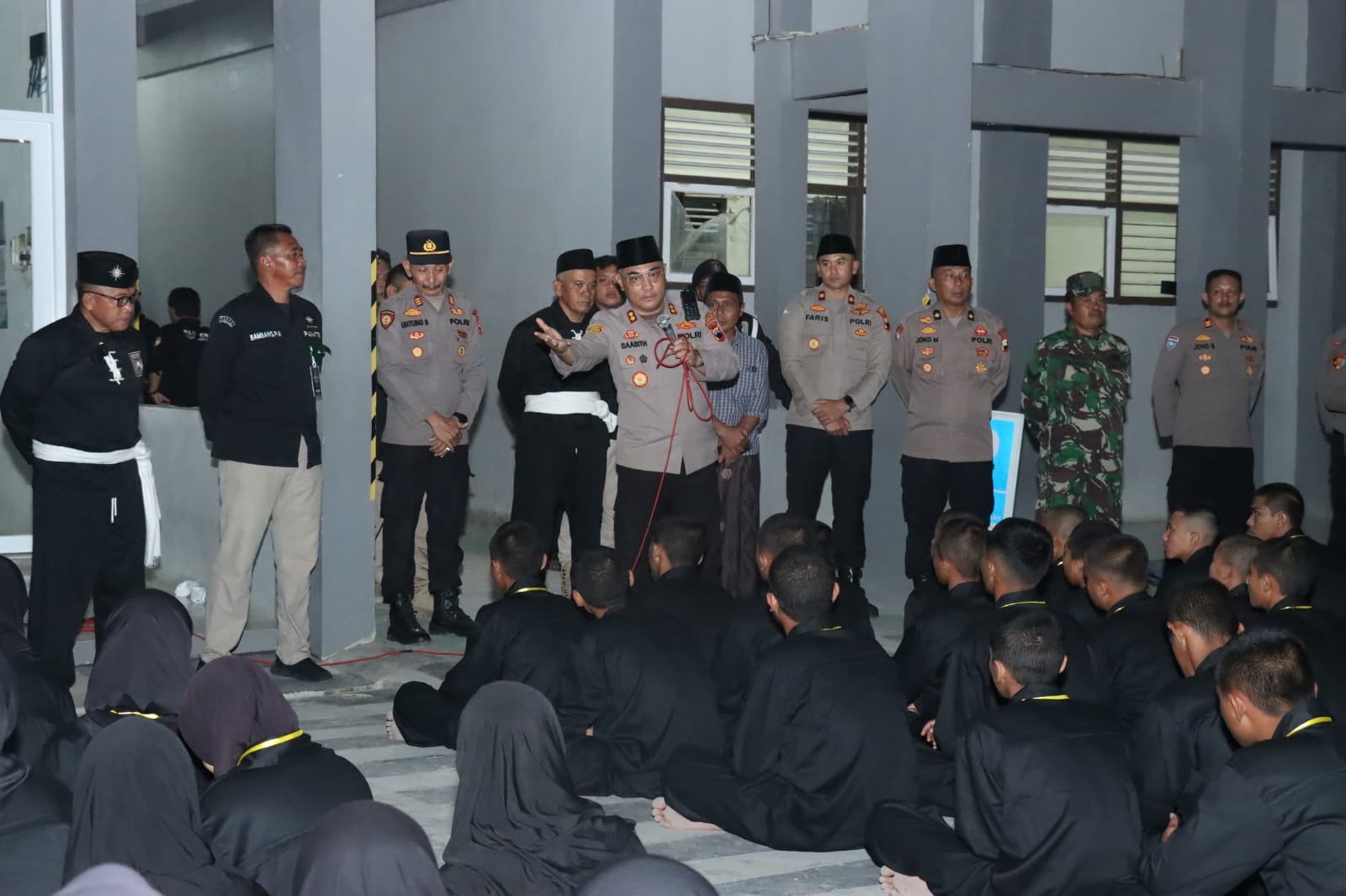 Kapolres Kebumen AKBP Eka Baasith Syamsuri memberikan pesan moral saat pengesahan warga baru perguruan silat Persaudaraan Setia Hati Terate (PSHT).