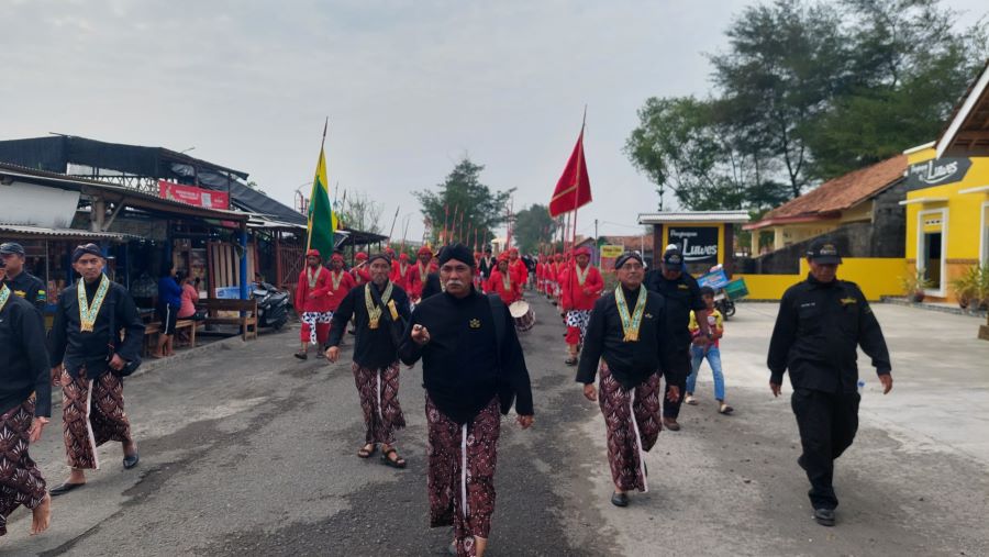 KIRAB: Gunungan hasil bumi diarak dan di larung di Pantai Glagah.
