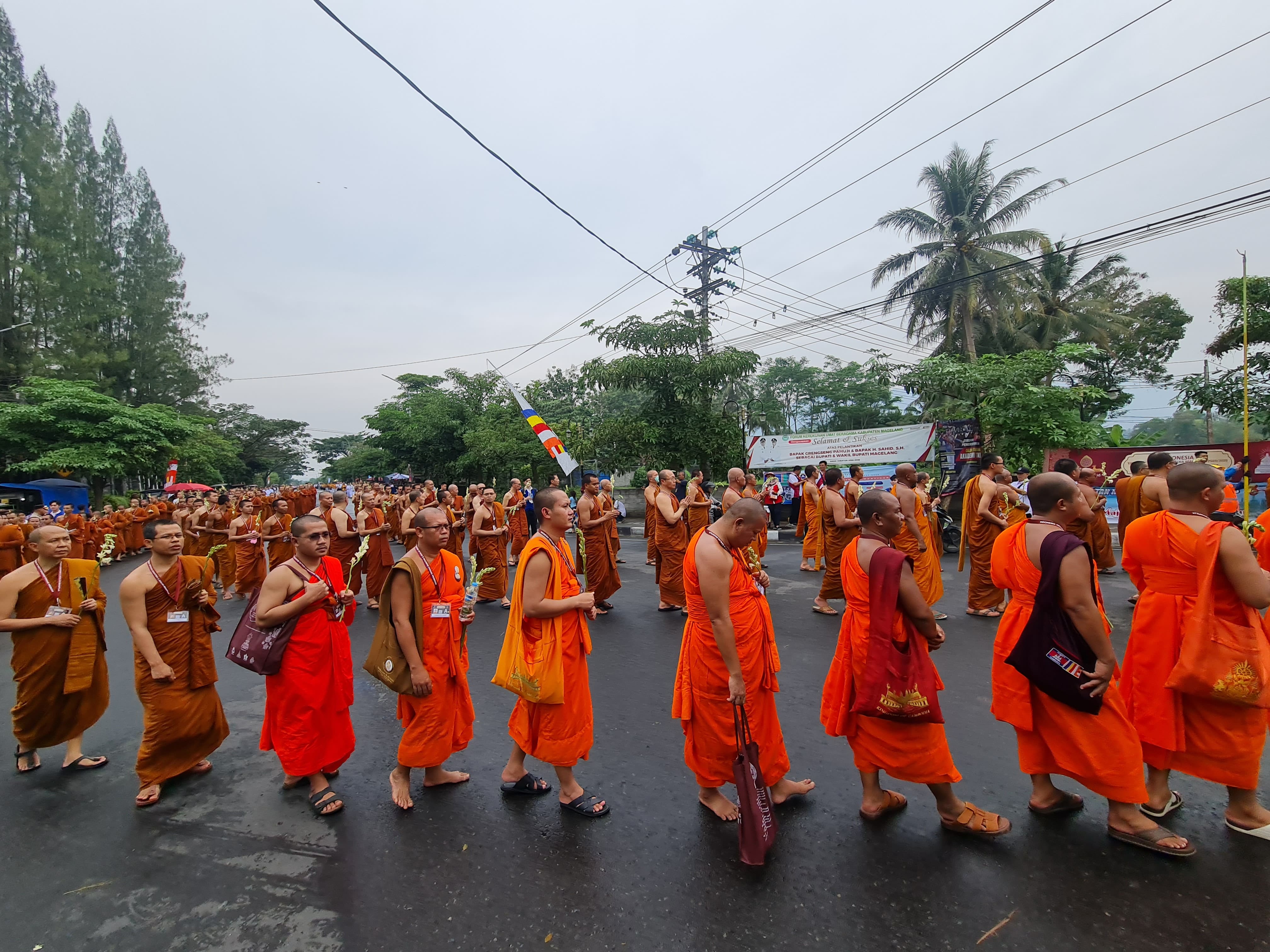 Ribuan umat Buddha mengikuti prosesi Pujayatra dari Candi Mendut menuju Candi Borobudur, Minggu (6/7).