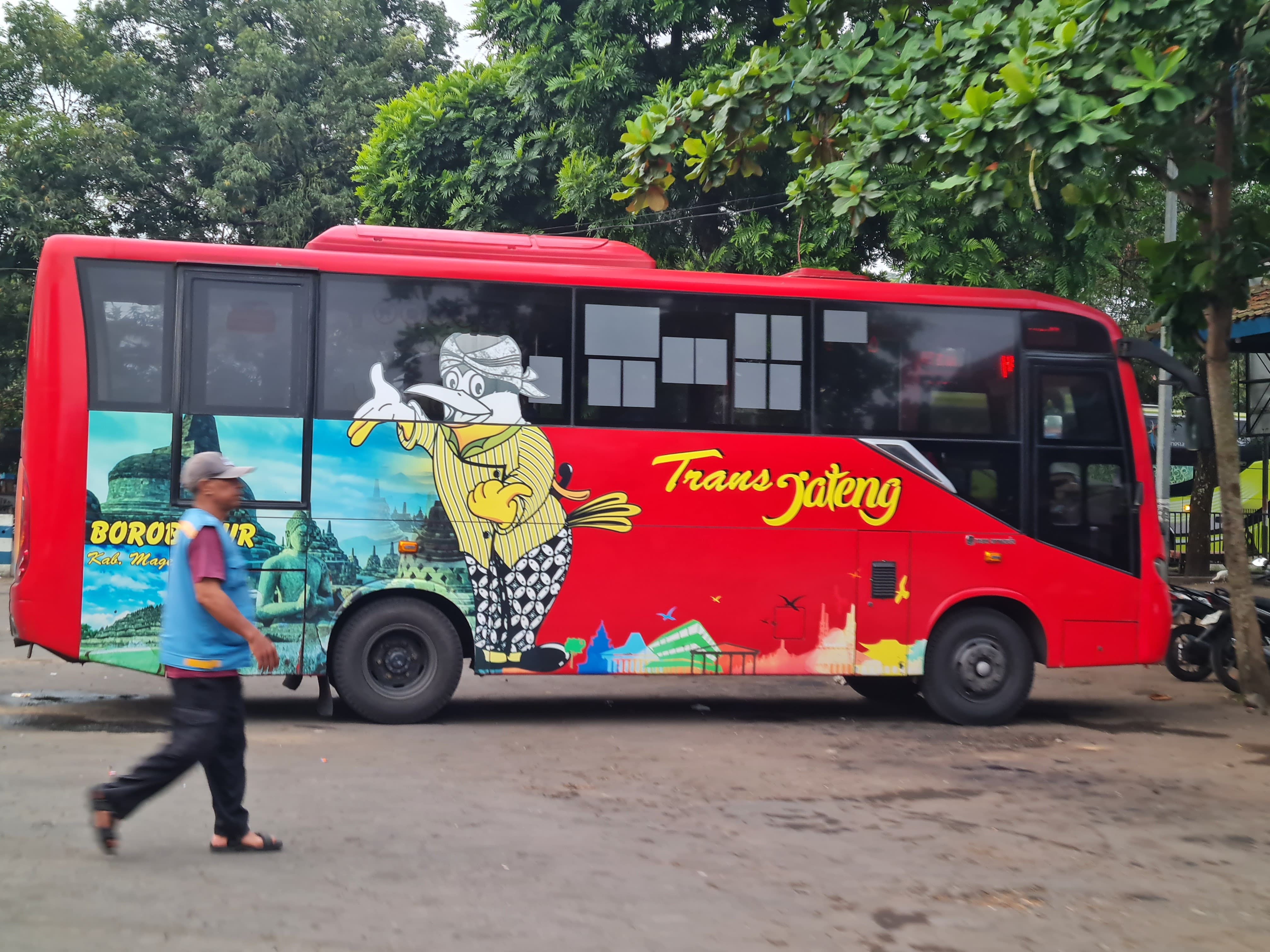 BRT Trans Jateng tengah berhenti di Terminal Borobudur untuk menunggu penumpang, Minggu (6/7).