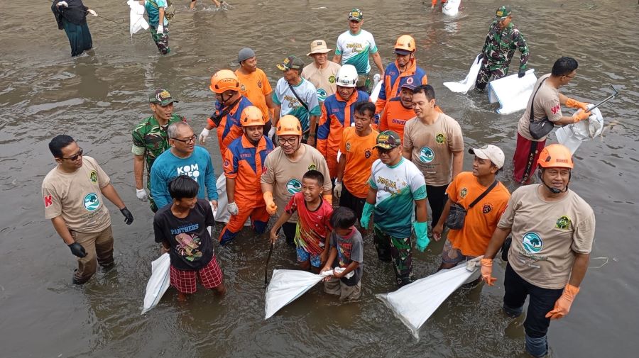 NYEMPLUNG : Wali Kota Jogja Hasto Wardoyo bersama dengan jajarannya saat melakukan aksi bersih sampah di aliran Sungai Code, Kampung Bintaran, Wirogunan, Mergangsan, Kota Jogja p