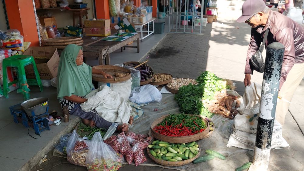 TRANSAKSI: Pedagang saat melayani pelanggan di depan Pasar Wates.