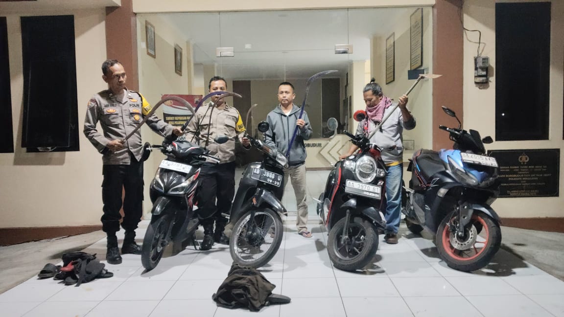 Polisi mengamankan sejumlah barang bukti dari para pemuda di Brojonalan, Borobudur, Sabtu (5/7).