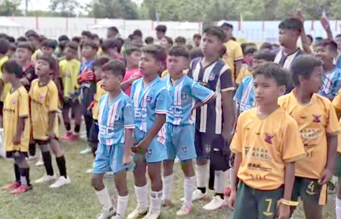 BIBIT MUDA: Ratusan Pesepakbola muda dari 75 SSB asal DIJ, Jateng, dan Jatim berkumpul di Stadion Handayani, Wonosari.